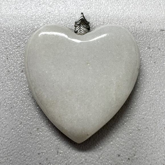 Cream Heart Shaped Stone Pendant Necklace Womens - Picture 1 of 4